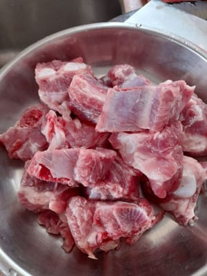 豚スペアリブを洗い、数枚に切り、タピオカ粉小さじ1、食用油小さじ1/2、オイスターソース小さじ1/2、醤油小さじ1/2、グラニュー糖小さじ1/4でマリネし、よくかき混ぜてから15分間放置します。取っておく
