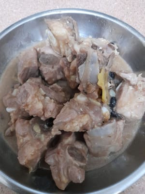 The pork ribs are cooked, then remove and set aside.