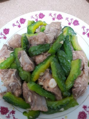 Stir-fried pork ribs with bitter melon are ready to be served.