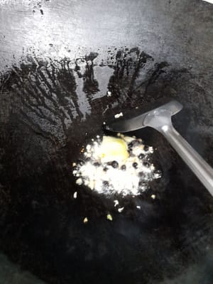 フライパンを準備し、大さじ 2 杯の油を加え、スパイスを加えて香りが出るまで炒め、豚スペアリブを加えて水で炒め、弱火で柔らかくなるまで約 10 分間煮込み、蓋をします。
