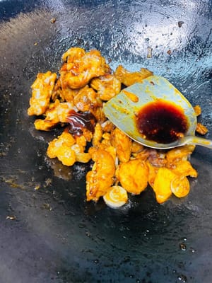 Bumbu: Tuang kecap asin dan saus tiram, tumis hingga daging sapi terlumuri saus secara merata.