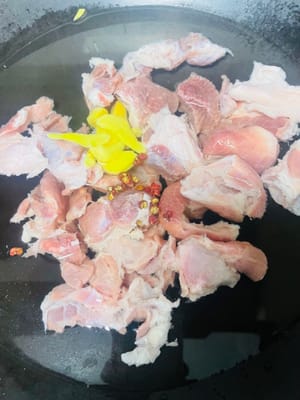 Persiapan untuk merebus: Masukkan daging sandung lamur ke dalam panci berisi air dingin, tambahkan merica, irisan jahe, dan anggur masak, lalu rebus dengan api besar.