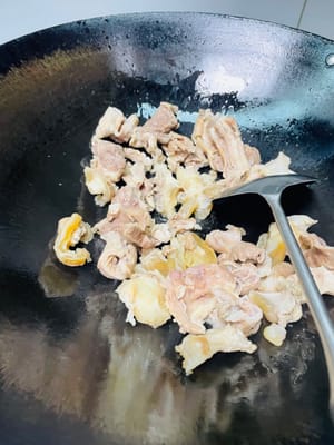煎炒牛腩：鍋中放油，牛腩入鍋煎至兩面金黃，再下薑片、洋蔥、大蒜炒出香味。