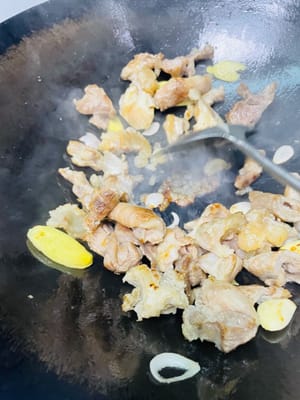 Tambahkan gula batu untuk membuat warna saus, tambahkan satu sendok makan saus Chu Hou dan satu sendok makan pasta kedelai, tumis untuk mengeluarkan aromanya.