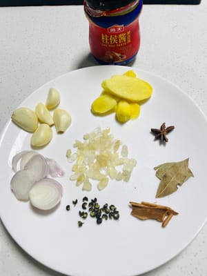 備料：準備冰糖、大蒜、薑片、八角、香葉、青花椒、桂皮、洋蔥 。
選黃心薯仔切塊（黃心適配燜煮，白心更宜炒絲）