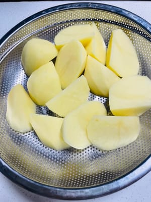 薯仔預處理：瀝乾水分後下鍋，煎至兩面金黃 。
