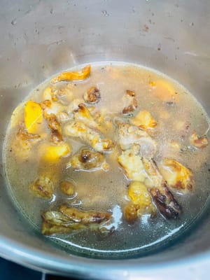Masukkan merica, adas bintang, kayu manis, daun salam ke dalam panci bertekanan tinggi (rebusan adas manis akan mengeluarkan rasanya), tuang daging sapi panggang, tambahkan air mendidih hingga menutupi bahan-bahan, buang udaranya dan rebus selama 10 menit.