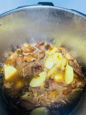 Tekanan sekunder: Tutup panci presto, dan terus tekan selama 3 menit setelah mengukus dan mengeluarkan udara, sehingga kentang dan brisket sapi dapat menyatu.
~ Saat ini, dapur sudah dipenuhi aroma daging yang kaya. Ingatlah untuk menutup pintu dan jendela agar aromanya tetap berada di rumah Anda untuk sementara waktu 😀