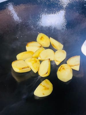 tiriskan air dan goreng sampai kedua sisi berwarna cokelat keemasan.