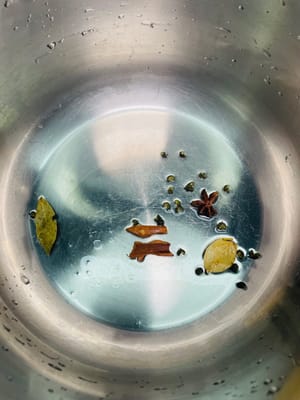 高壓燜煮：壓力煲內放花椒、八角、桂皮、香葉（大料燉煮更岀味道），倒入炒好的牛腩，加淹過食材的開水，上汽後排氣癤煮10分鐘 。