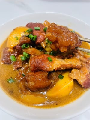 Daging sapi panggang dengan kentang dan saus