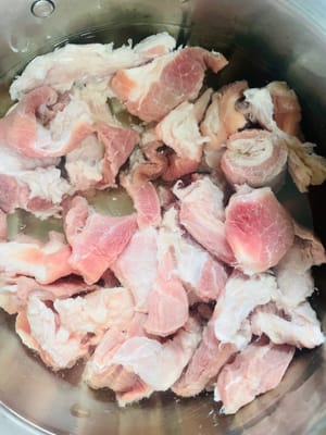 Penghilangan Bau: Rendam daging sandung lamur beberapa kali dalam air yang berubah untuk menghilangkan bau amis sepenuhnya.