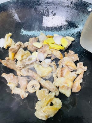 Tuang minyak ke dalam wajan dan goreng daging sapi hingga kedua sisinya berwarna cokelat keemasan. Kemudian tambahkan irisan jahe, bawang merah, dan bawang putih, tumis hingga harum.