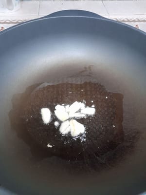 Saltee las cebollas machacadas, saltee hasta que estén fragantes.