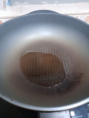 Luego calienta la sartén a fuego medio.