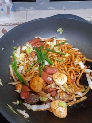 Ponga los fideos udon, agregue una cucharadita de caldo en polvo, una cucharadita de pimienta en polvo, 1 cucharada de salsa de soja negra, una cucharada de salsa de ostras, saltee hasta que esté cocido, agregue cebolletas.
