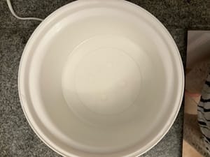 ヨーグルトマシンに70mlの水を入れる