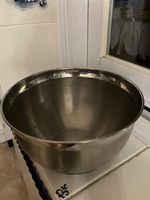 ボウルを使ってギリシャヨーグルトを作ります。