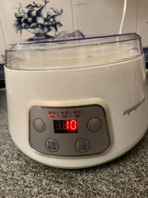 ヨーグルトを作る（10時間かかるので夜に作ります。朝には出来上がります）
