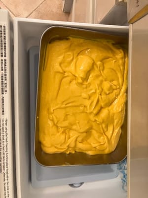 冷凍したフライパンを取り出し、混ぜ合わせた材料をすぐにフライパンに流し込みます。すぐに冷凍庫に入れます。