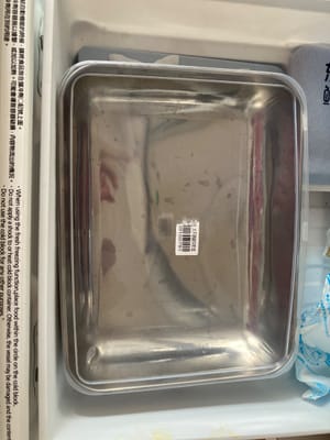 準備の1時間前に金属製の鍋を冷凍庫に入れておきます。金属製の鍋を使うとアイスクリームが早く固まり、氷っぽさが軽減され、よりクリーミーなアイスクリームができます。