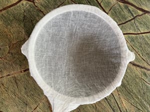 ヨーグルト布をふるいの上に置きます