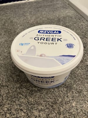 プレーンヨーグルトを作るためのスターターとしてのギリシャヨーグルト
