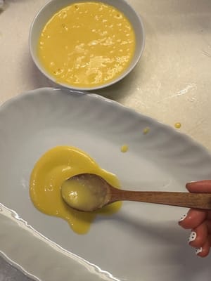 然后在椭圆形盘子底部铺上一层厚厚的桃子酱。