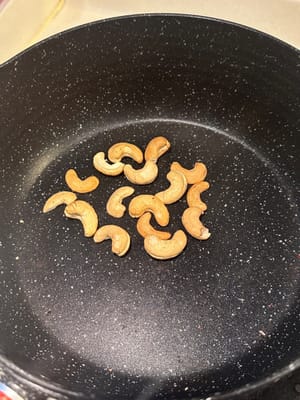 还可以稍微烤一下腰果，让它更酥脆。