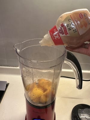 首先，将桃子、盐、白葡萄酒醋和蜂蜜放入搅拌机中，搅拌至成泥状。