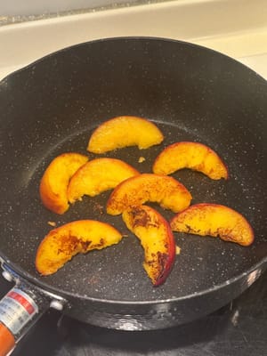 你会看到桃子变成褐色，重复此步骤直至两面都煎至焦黄。