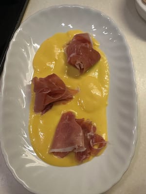 然后你可以随意地把火腿放在盘子上。