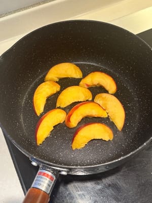 现在，将另一个桃子切成这种形状，用中火在平底锅上煎至表面金黄。
