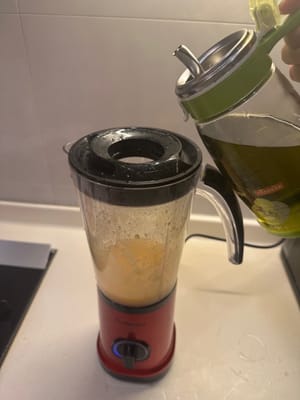 保持搅拌机运转，慢慢倒入橄榄油