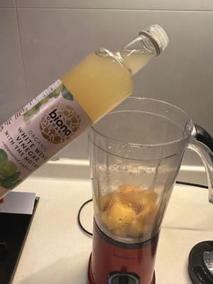 首先，将桃子、盐、白葡萄酒醋和蜂蜜放入搅拌机中，搅拌至成泥状。