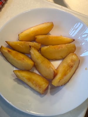 现在，将另一个桃子切成这种形状，用中火在平底锅上煎至表面金黄。