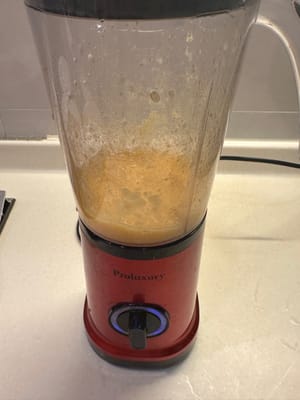 首先，将桃子、盐、白葡萄酒醋和蜂蜜放入搅拌机中，搅拌至成泥状。