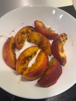 桃子表面焦黄是正常的，这是桃子焦糖化的结果。