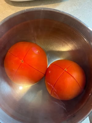 Hachez les tomates avec les graines de soja et faites-les tremper dans de l'eau bouillante pendant 10 minutes
