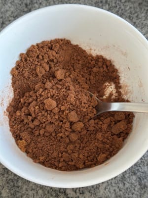 Agregue canela molida al azúcar morena y mezcle hasta que esté bien mezclado.