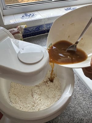 Vierte el líquido en la harina.