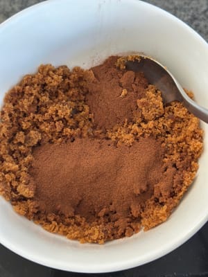 將肉桂粉加入紅糖中，攪拌均勻。