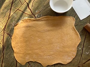 準備啲水，將面皮略微沾濕，以便肉桂糖餡料更好地粘附。