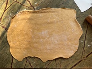 Extiende la masa en una lámina rectangular larga y delgada.