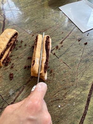 Para darle forma, use un elemento con forma de varilla para presionar en el medio de la pila.