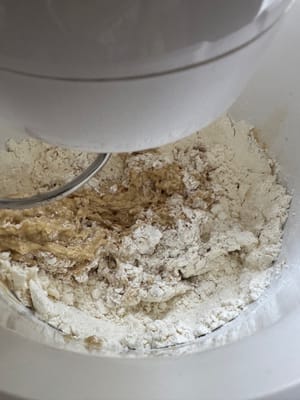 Gire la batidora a la configuración más baja para incorporar todo durante aproximadamente 1-2 minutos.