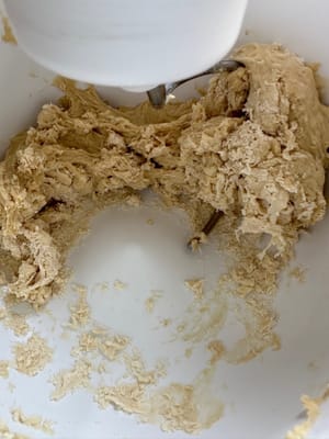 Una vez formada la masa, bájela a fuego medio y mézclela durante unos 6 minutos hasta obtener una masa suave. El secreto para oscurecer la masa de azúcar moreno es añadir un poco de salsa de soja oscura. No se preocupe, no le aporta nada de sal, solo colorantes.