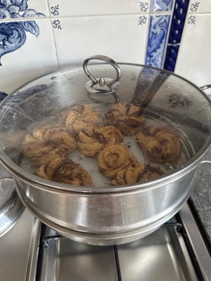 Una vez fermentado, dejar cocer al vapor sobre agua hirviendo durante 12 minutos. Apagar el fuego y dejar reposar otros 3 minutos antes de abrir la tapa para que el pan no se encoja.