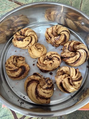 Déjalas reposar durante aproximadamente 1 hora o hasta que la masa haya crecido 1,5 veces su tamaño.