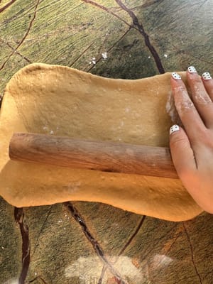 將麵團擀成長條狀的薄片。